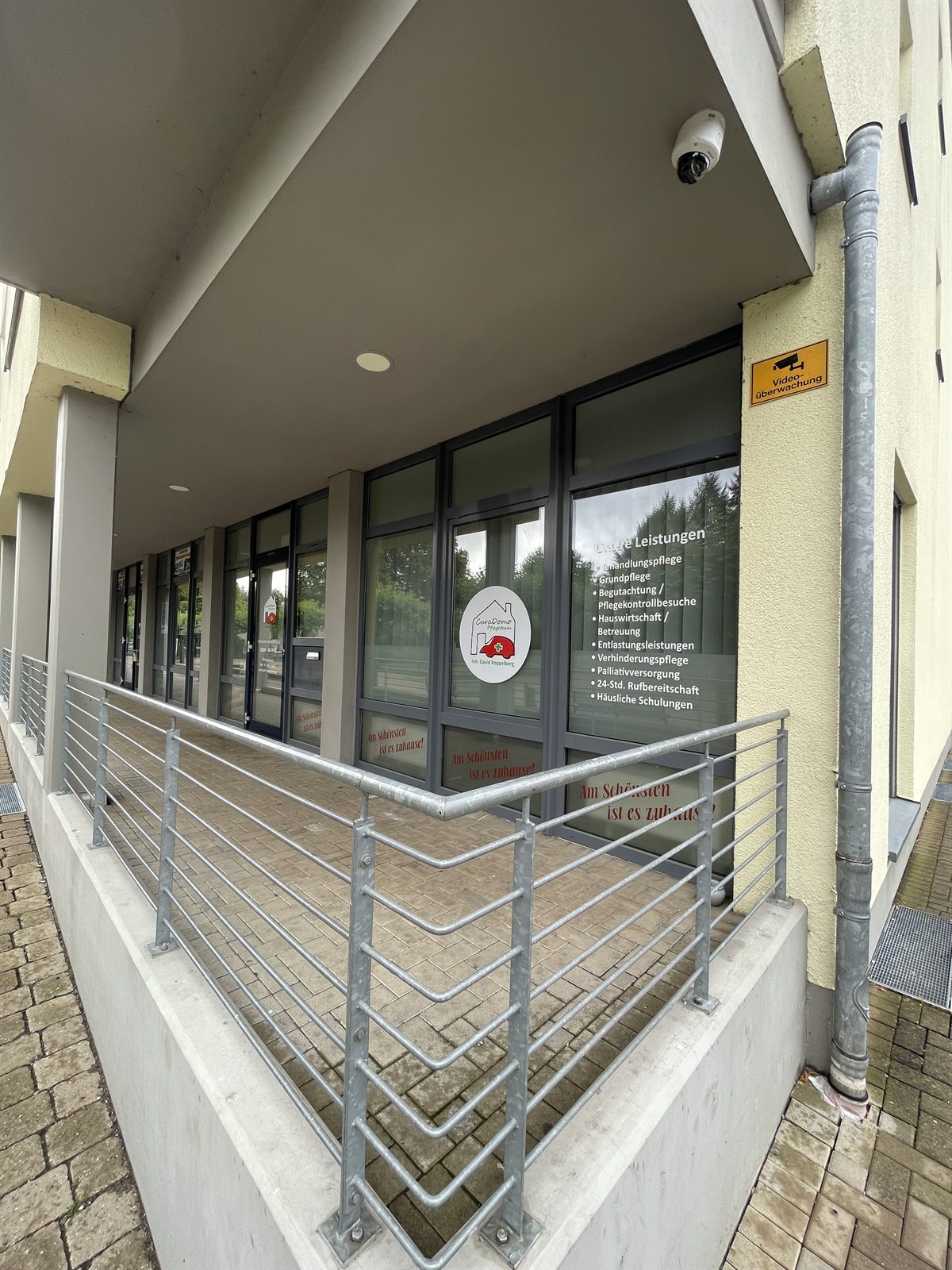 Blick auf den Eingang des CuraDomo Pflegeteams